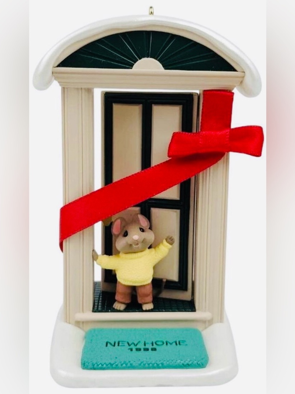 1998 New Home Hallmark Keepsake Small Pet Doorway Playset with Red Ribbon